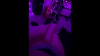 Chica Trans de gran pene se divierte estrenando su nueva vagina dándole duro y sin parar hasta llena