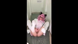 Femboy en uniforme de colegiala zorrita se corre enfrente del profesor 14-09-2025